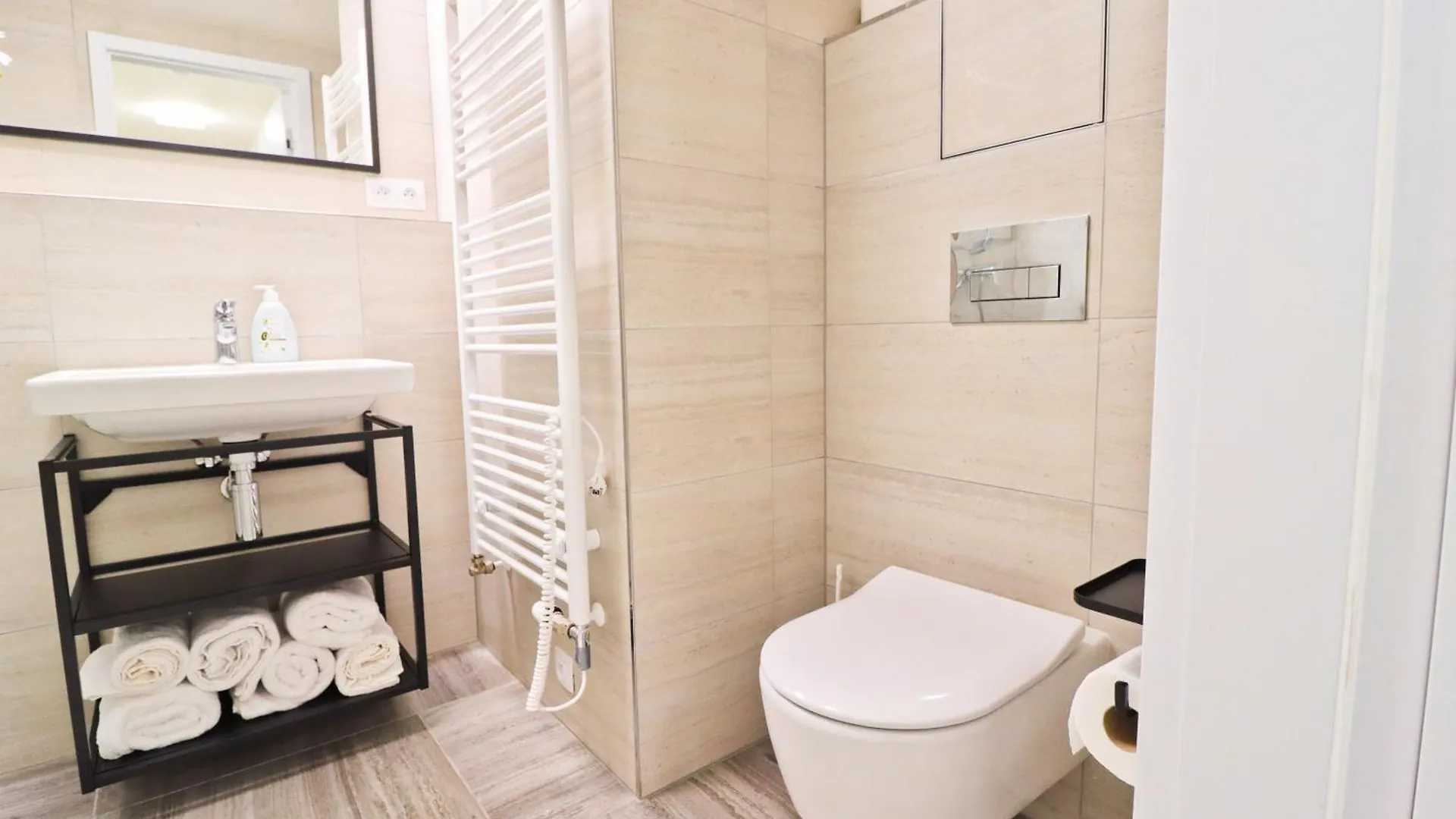 Sunny Apartment In Smichov, Prague 5