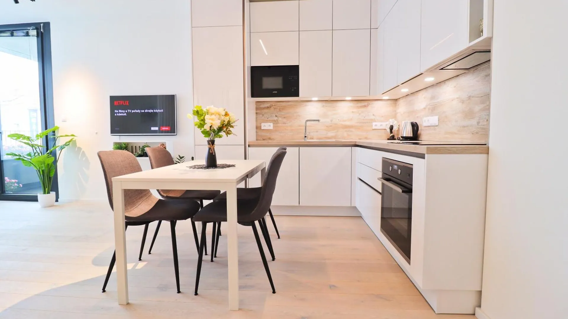 Sunny Apartment In Smichov, Prague 5