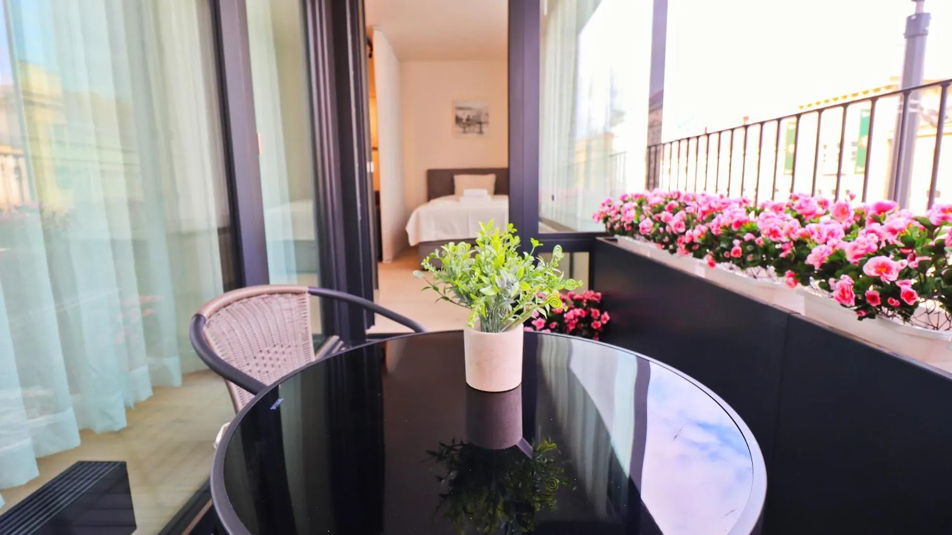 Sunny Apartment In Smichov, Prague 5