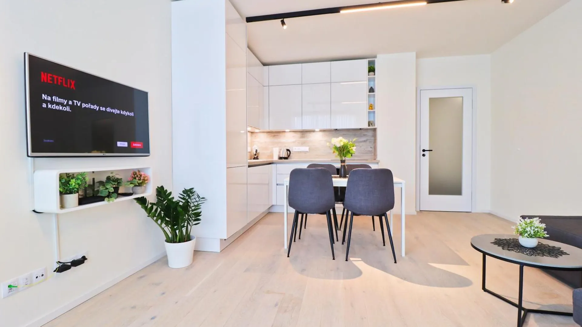 Sunny Apartment In Smichov, Prague 5